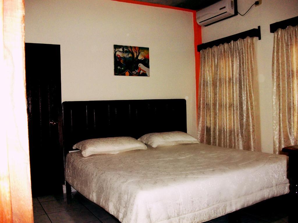 Hotel & Hostal Yaxkin Copán Стая снимка