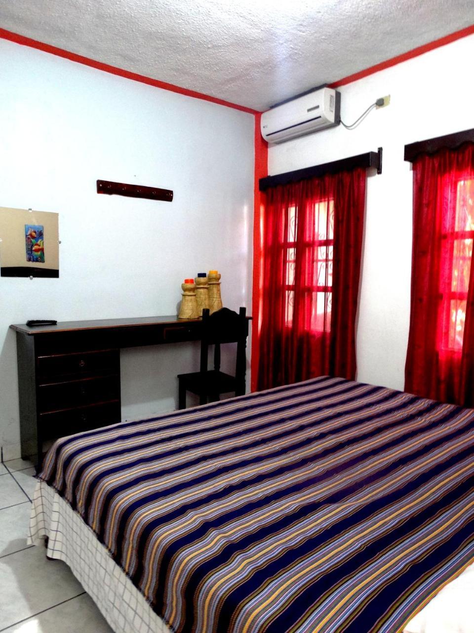 Hotel & Hostal Yaxkin Copán Екстериор снимка